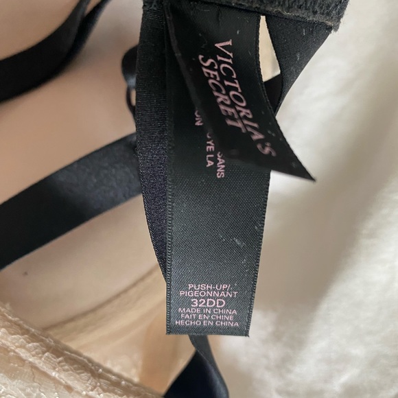 Victoria’s Secret Push-up Bra 32DD - Picture 3 of 4